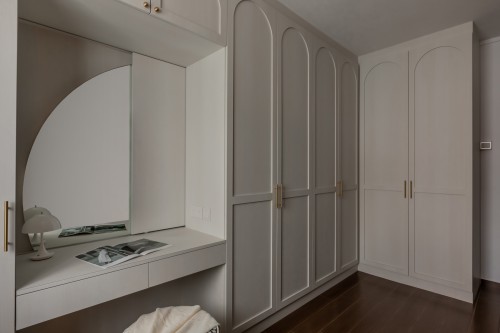 Modern Walk-in Wardrobe at Yishun Street 21