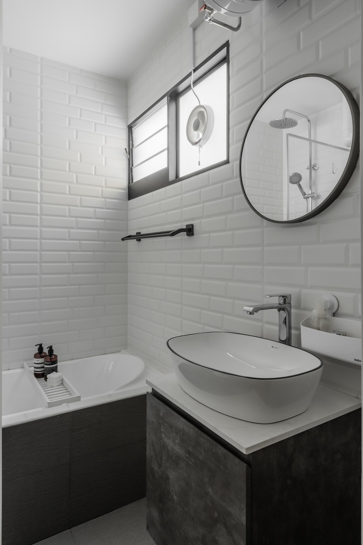 Modern Bathroom with Countertop and Bathtub