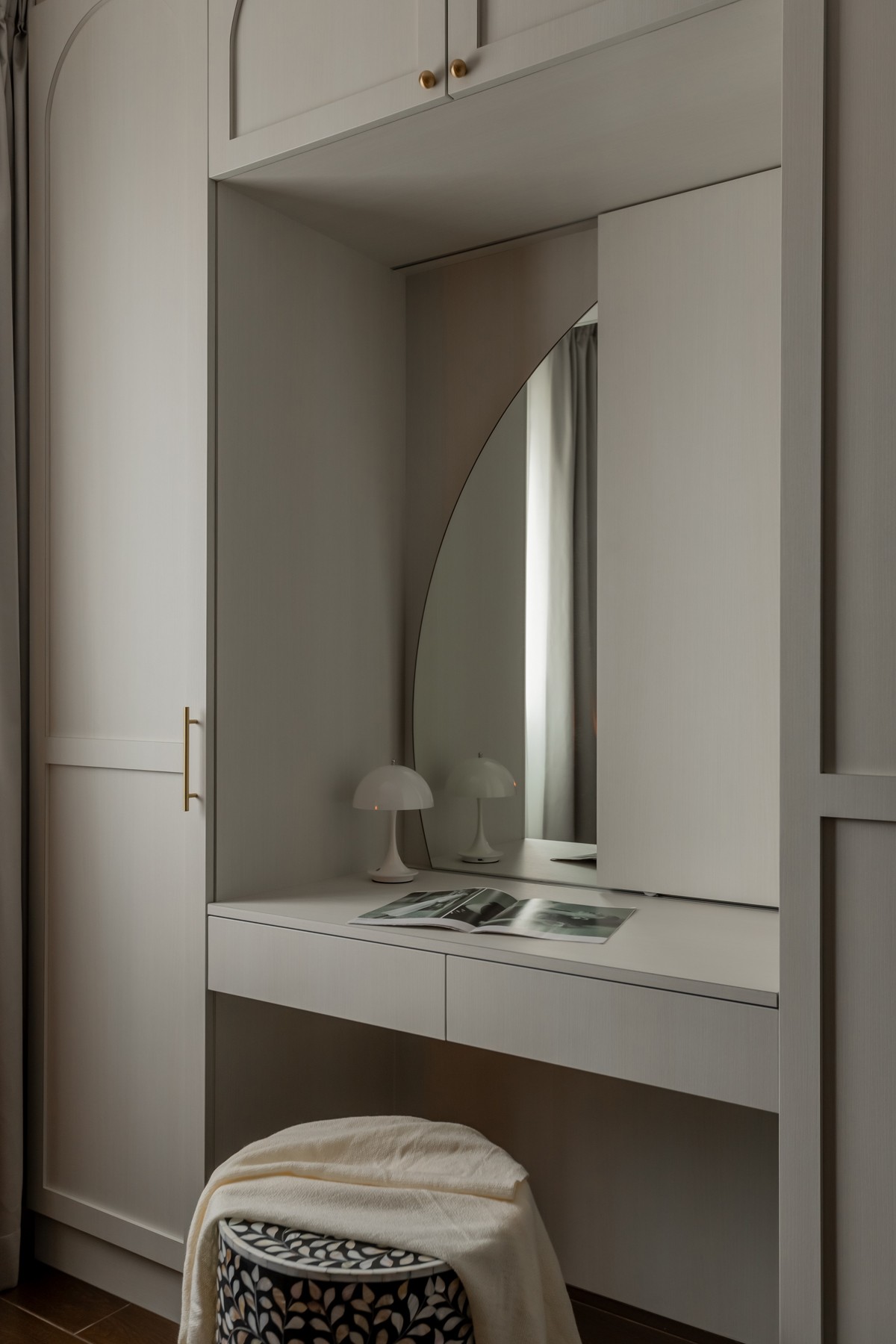 Modern Walk-in Wardrobe with Mirror and Wardrobe