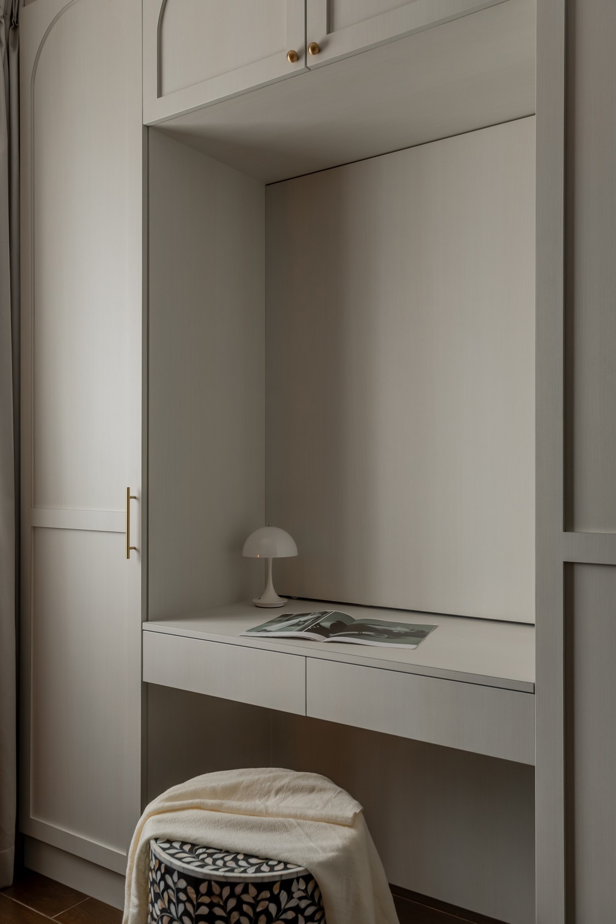 Modern Walk-in Wardrobe with Mirror and Wardrobe