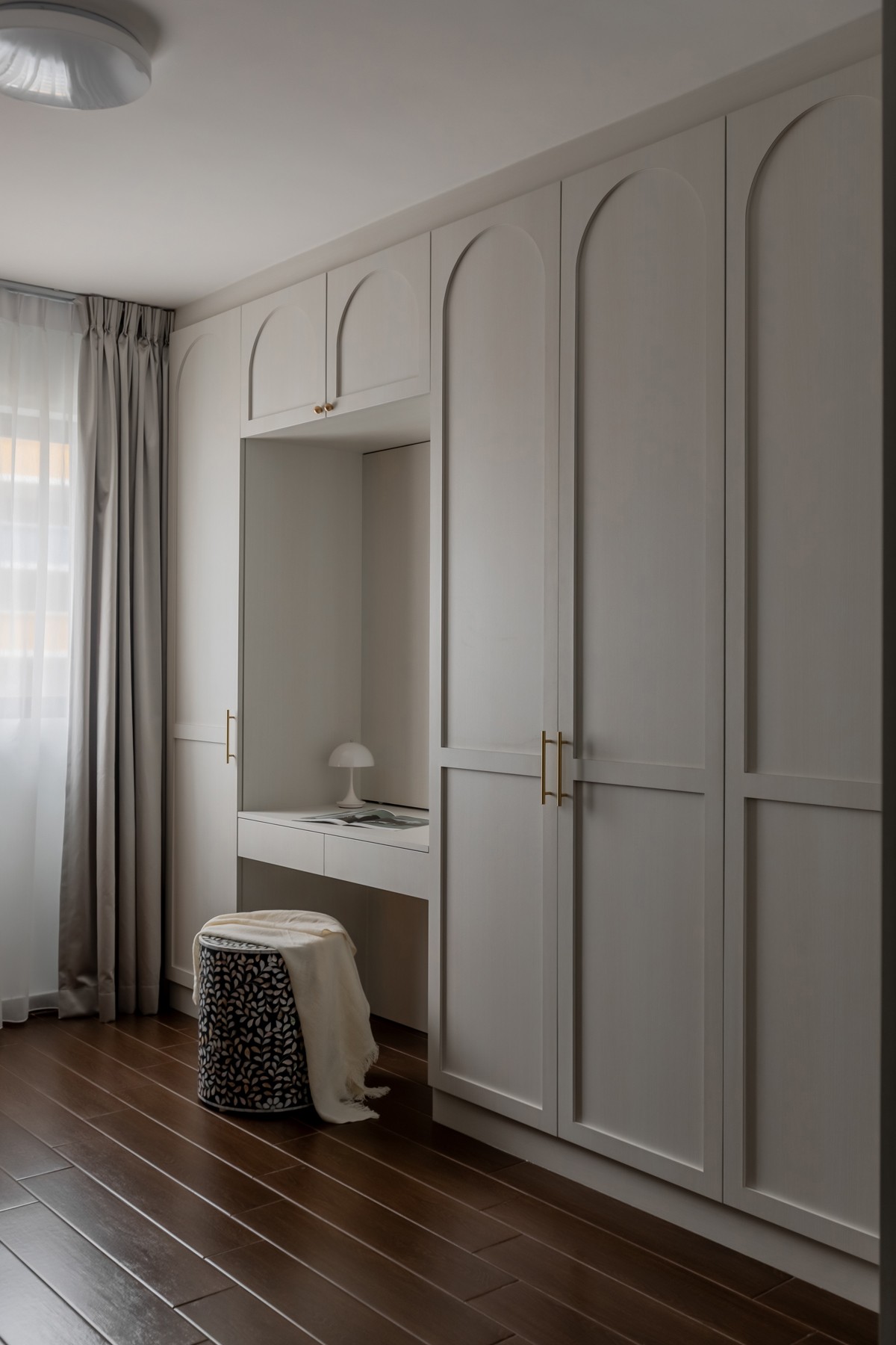 Modern Walk-in Wardrobe with Mirror and Wardrobe