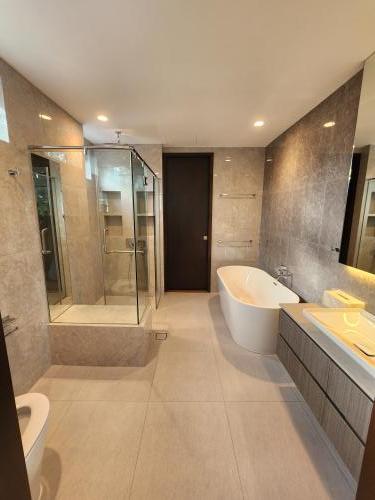 Modern Bathroom at First Street