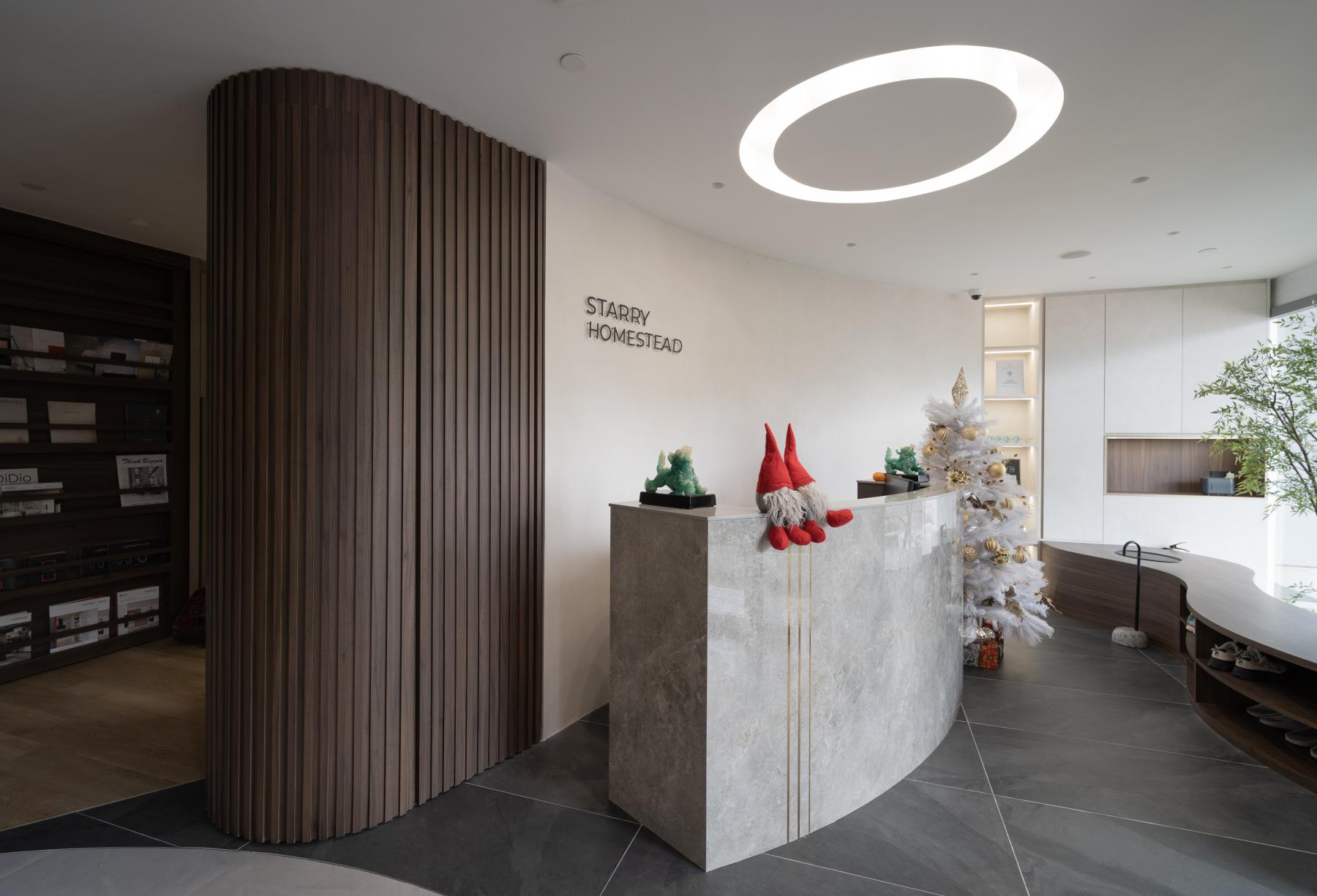 Modern Office with Bookshelf and Desk