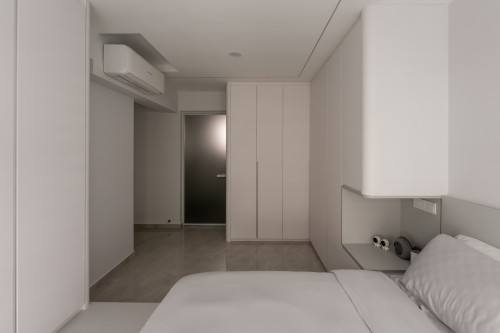 Minimalist Bedroom at Edgedale Plains