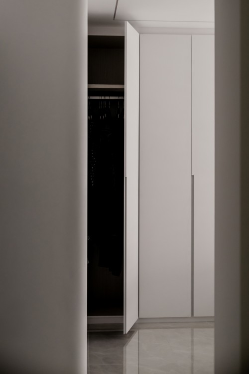 Minimalist Bedroom at Edgedale Plains
