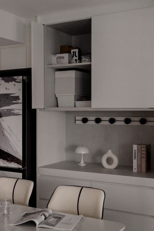 Minimalist Dining Room at Edgedale Plains