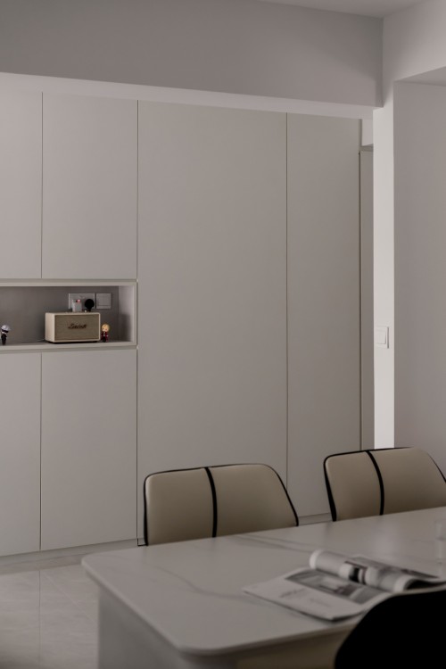 Minimalist Dining Room at Edgedale Plains