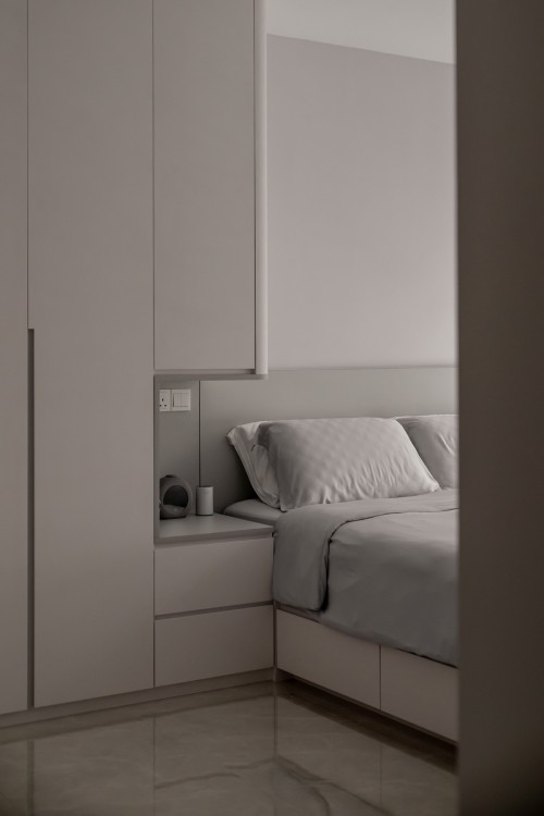 Minimalist Bedroom at Edgedale Plains