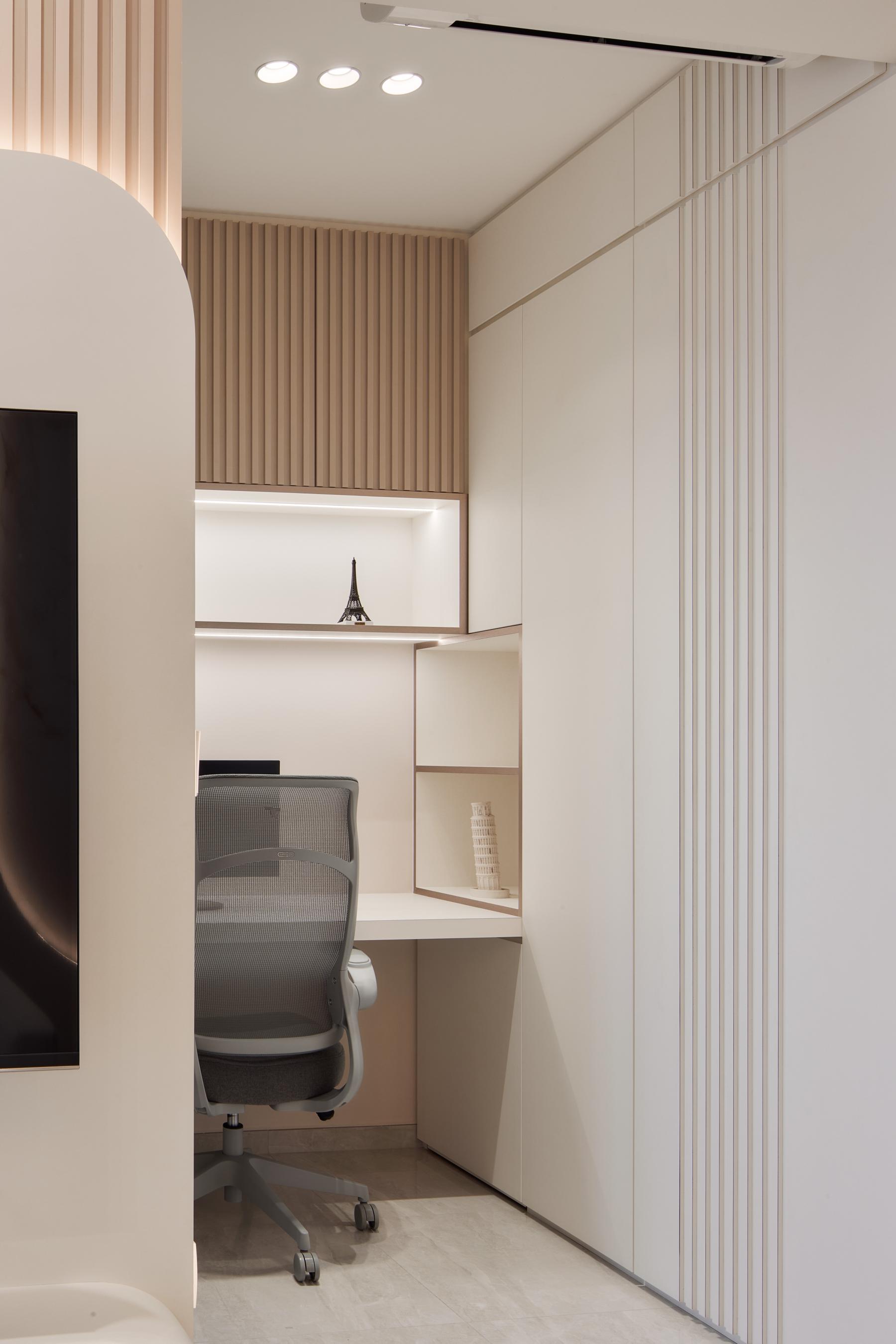 Modern Office with Bookshelf and Desk