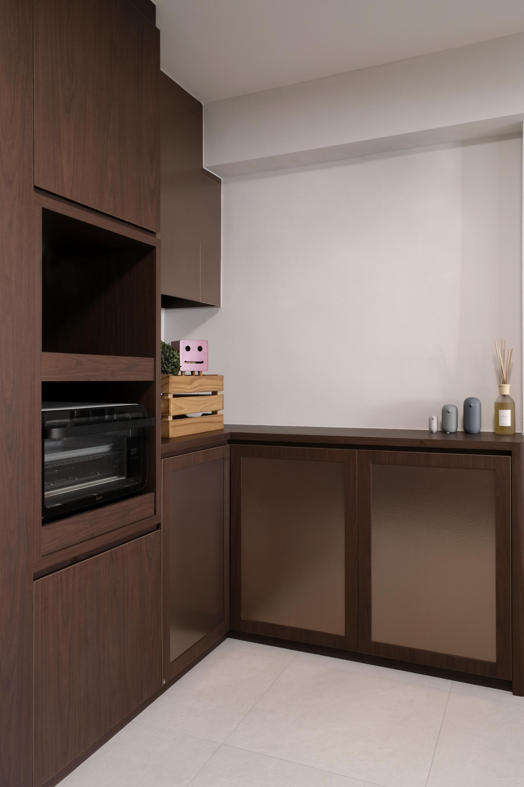 Modern Kitchen with Kitchen Accessories and Kitchen Cabinets