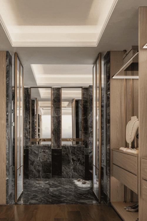 Contemporary Walk-in Wardrobe at Condo @ Marina Bay