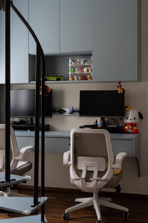 Contemporary Home Office at Riverfront Residences, Hougang