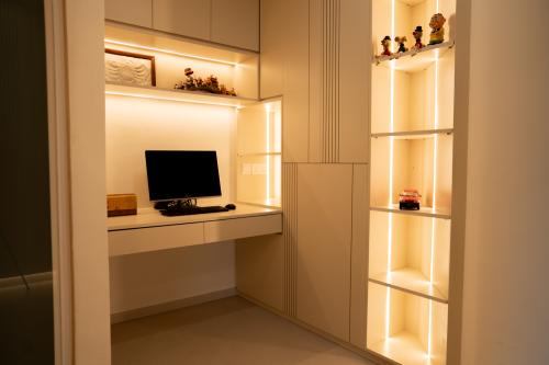 Modern Home Office at House Everything S3 EP04