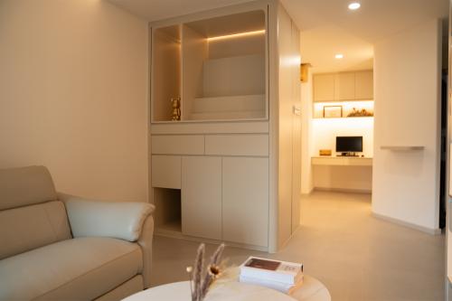 Modern Living Room at House Everything S3 EP04
