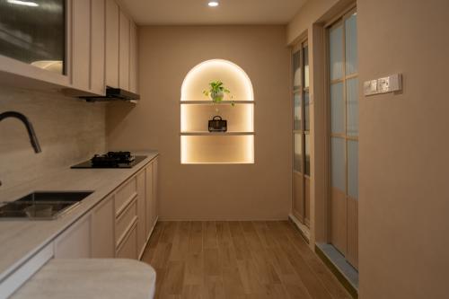 Modern Kitchen at House Everything S3 Ep06