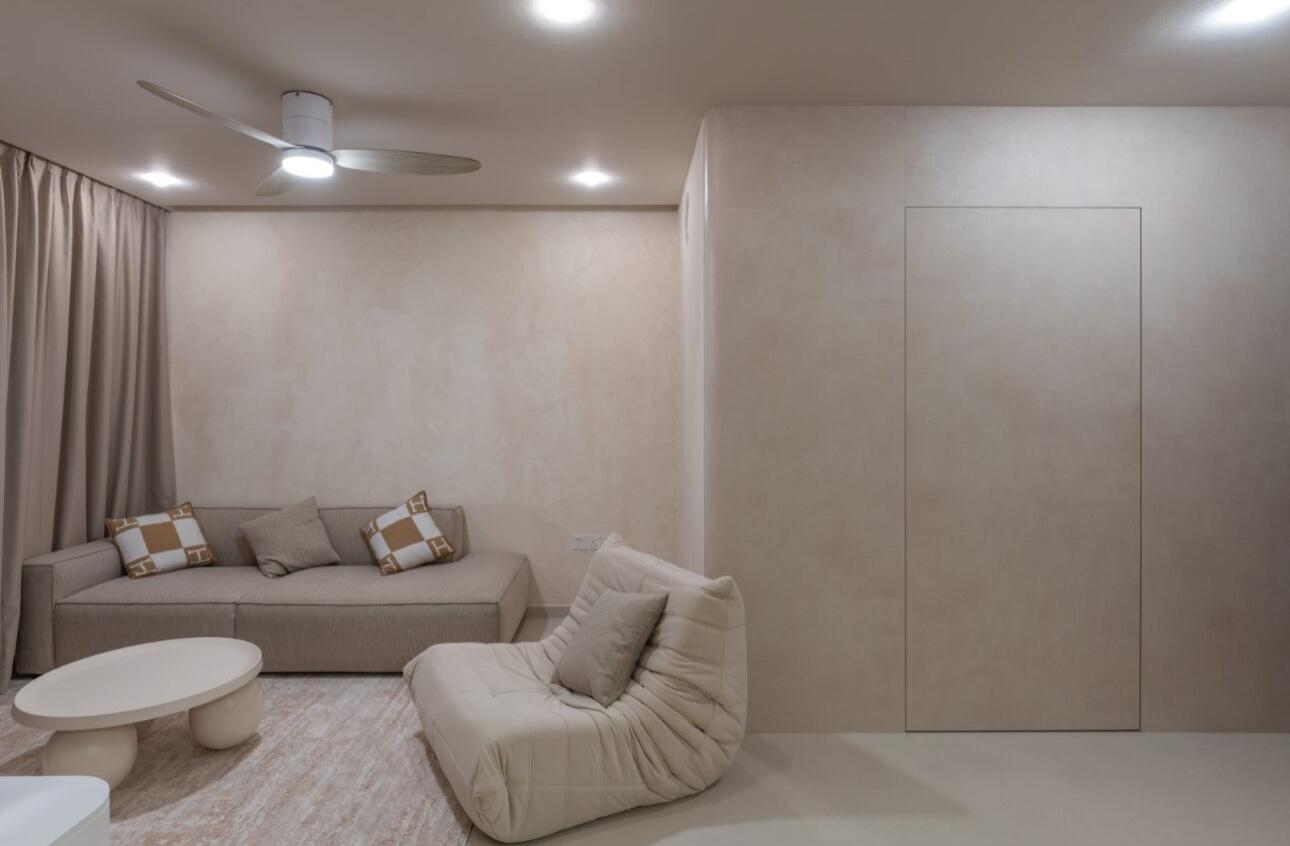 Minimalist Living Room with Homogeneous Tiles and Feature Wall