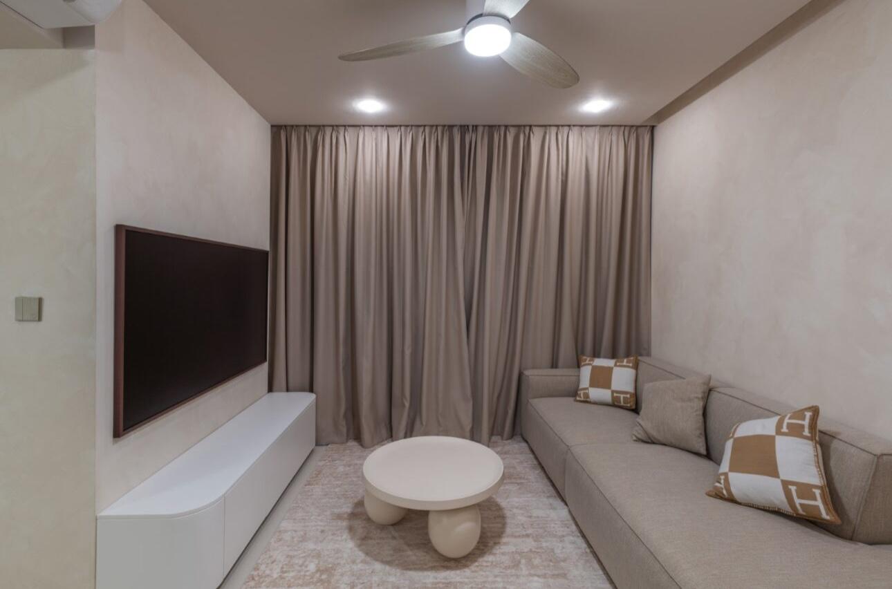 Minimalist Living Room with Homogeneous Tiles and Feature Wall