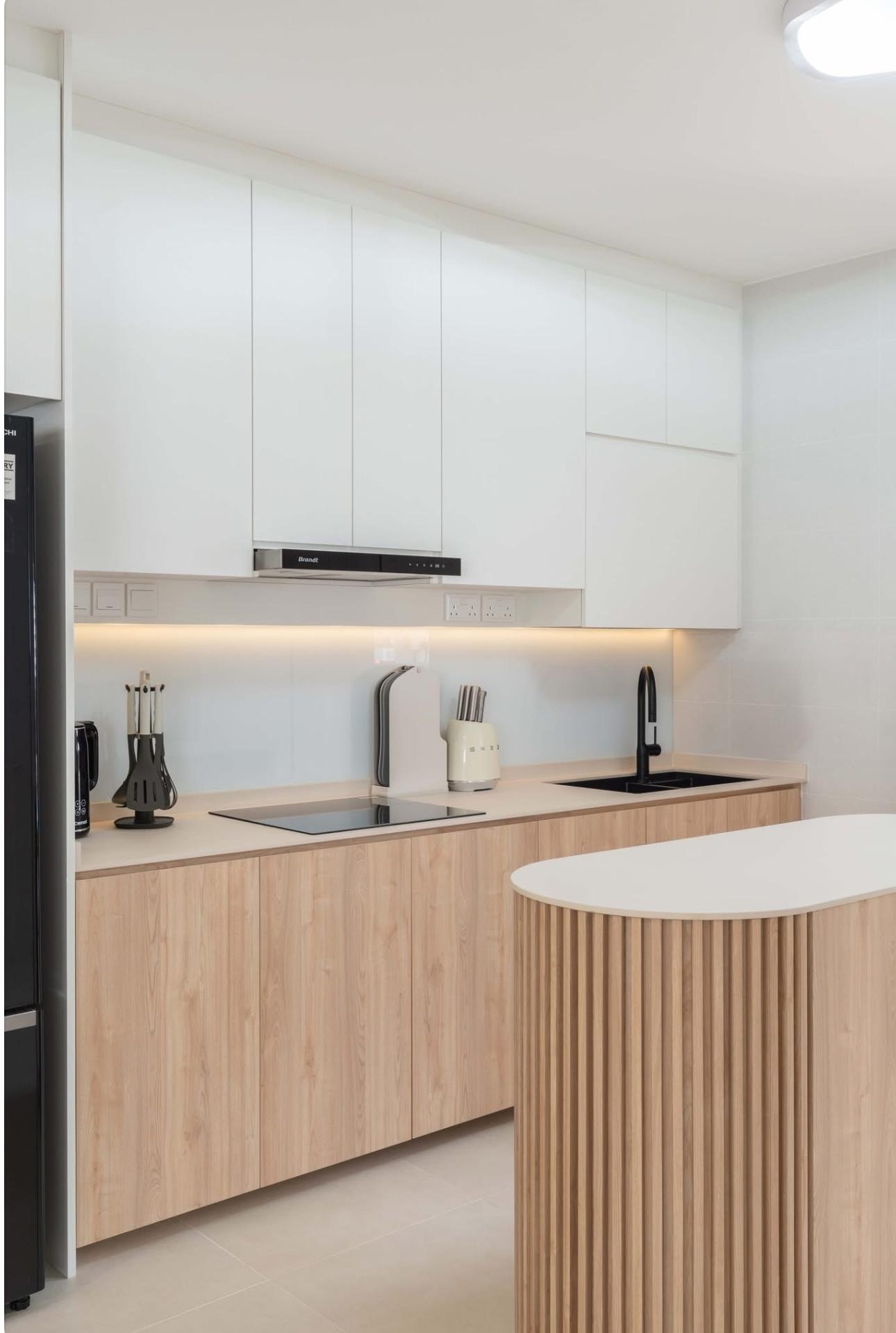 Minimalist Kitchen with Countertop and Homogeneous Tiles