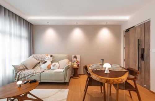 Modern Dining Room at 377 BUKIT BATOK STREET 31