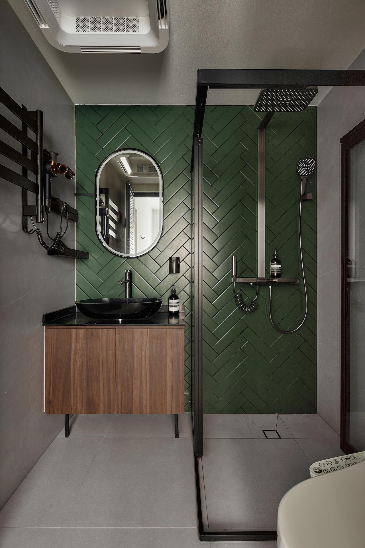 Contemporary Bathroom with Homogeneous Tiles and Mirror