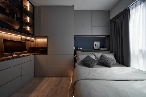 Contemporary Bedroom at 15 Mount Sophia