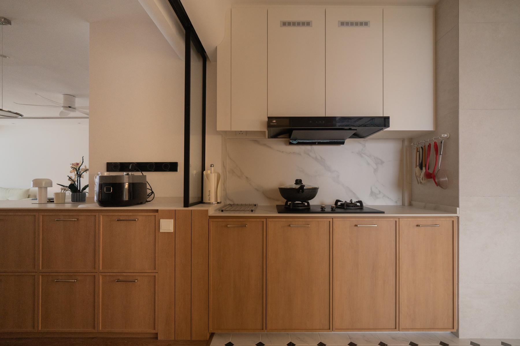 Minimalist Kitchen with Open Kitchen and Kitchen Backsplash