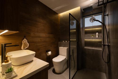 Modern Bathroom at Hillview Heights