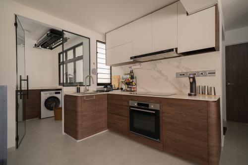 Contemporary Pantry at Woodleigh Glen