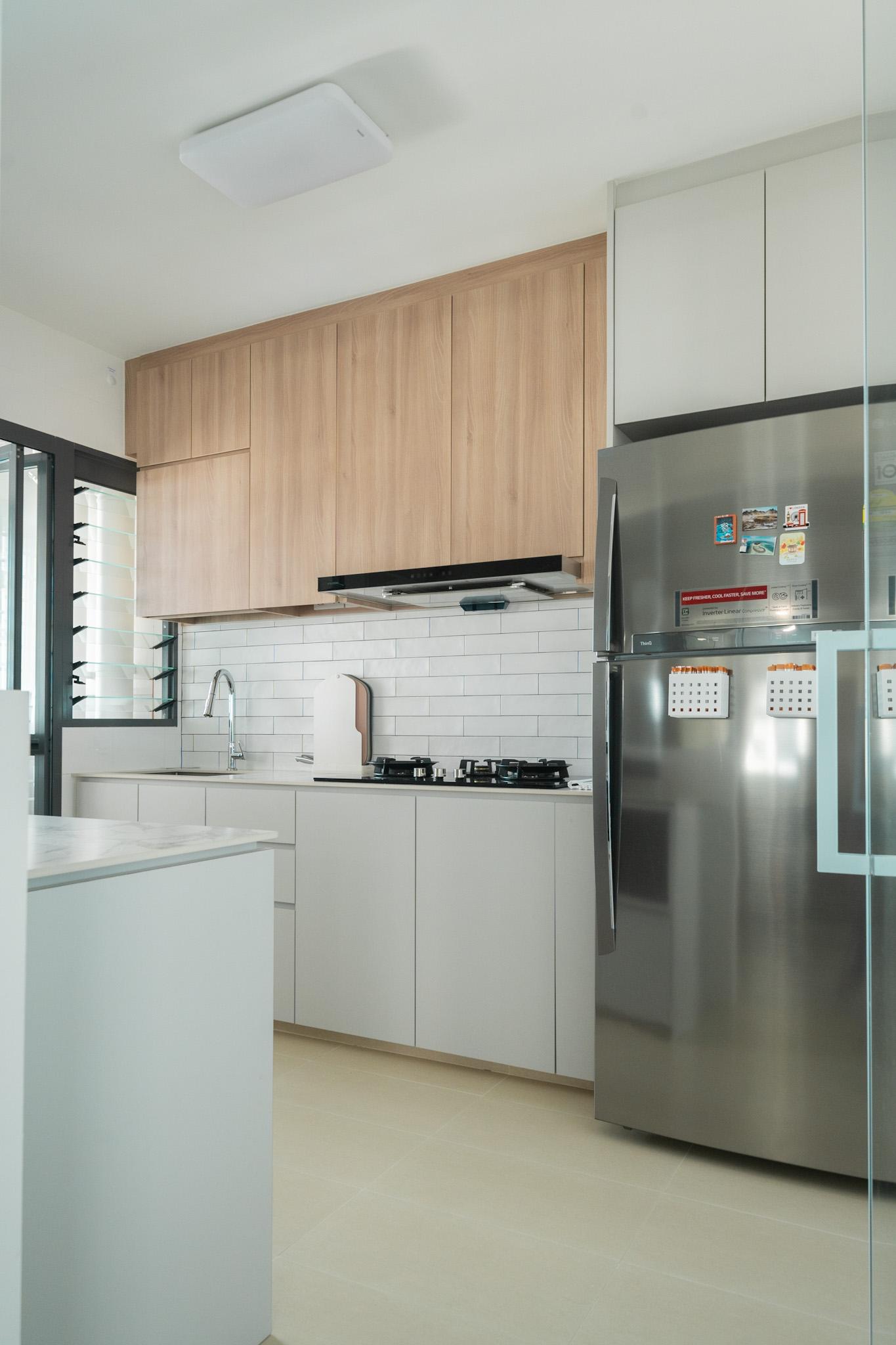 Contemporary Kitchen with Countertop and Kitchen Backsplash