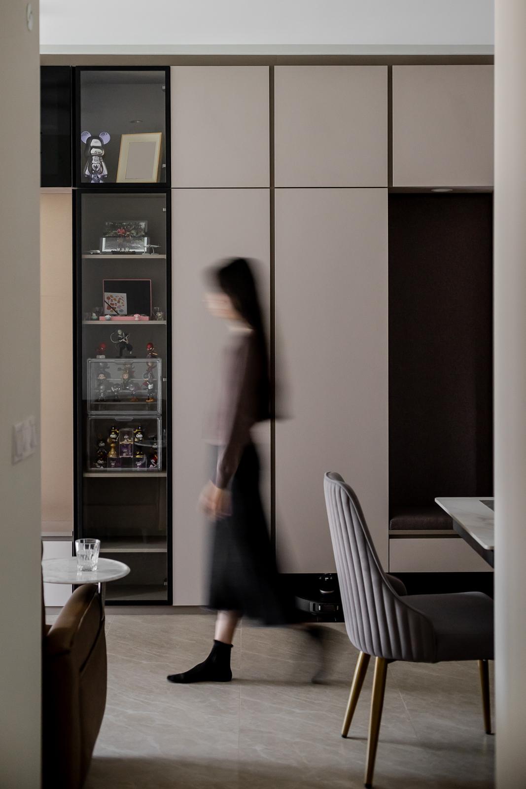 Modern Living Room with Bookshelf and Homogeneous Tiles