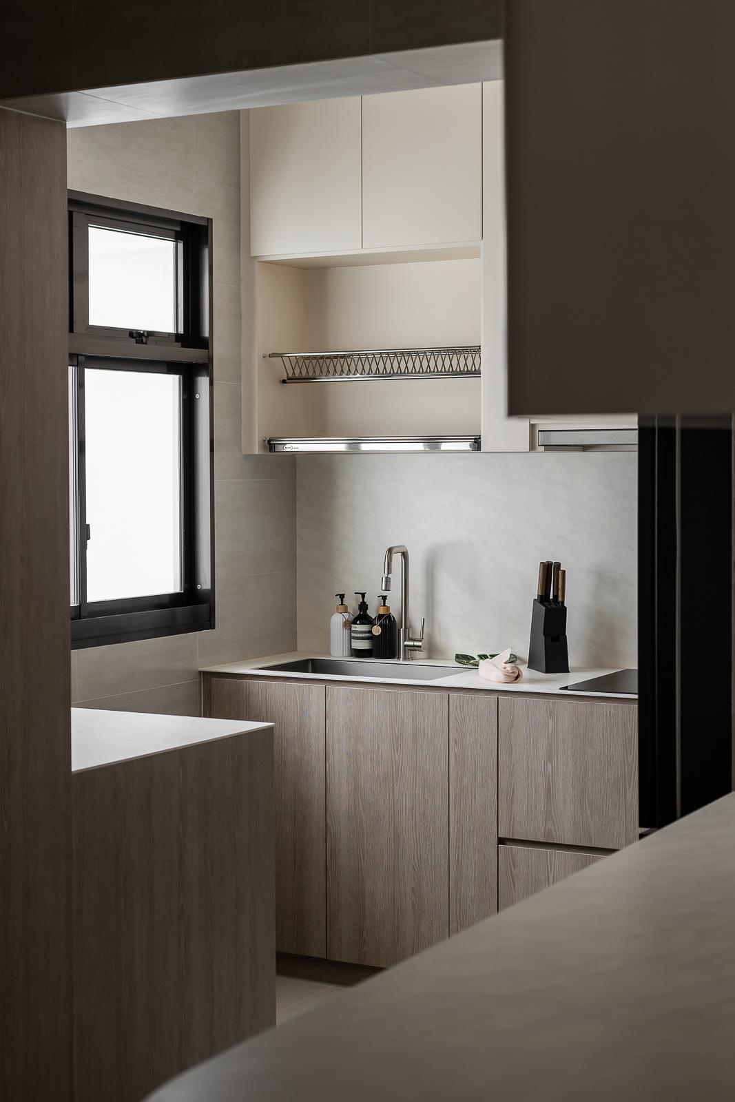 Modern Kitchen with Countertop and Homogeneous Tiles