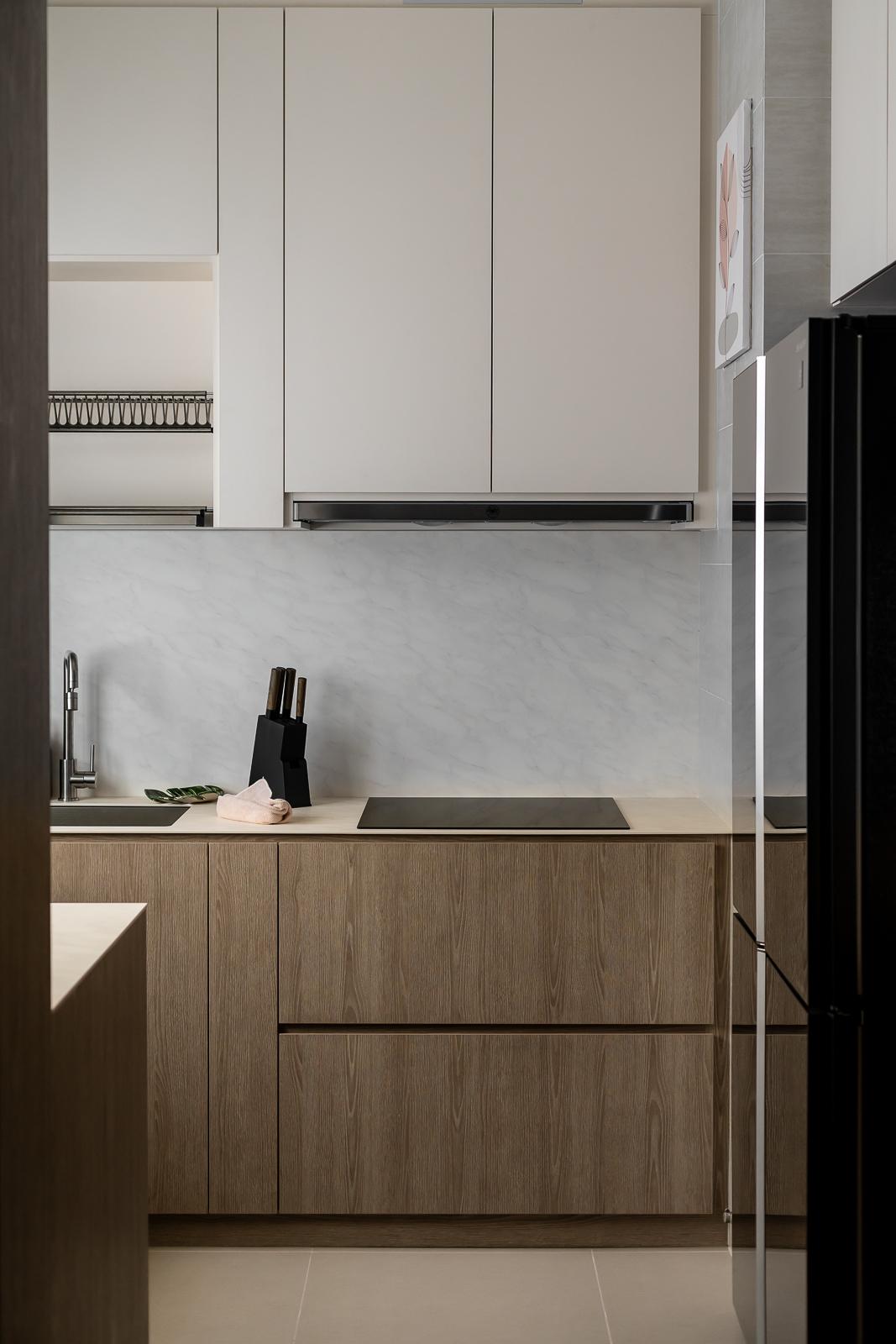 Modern Kitchen with Countertop and Homogeneous Tiles