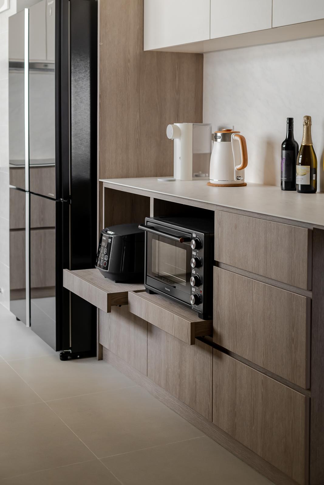Modern Kitchen with Countertop and Homogeneous Tiles