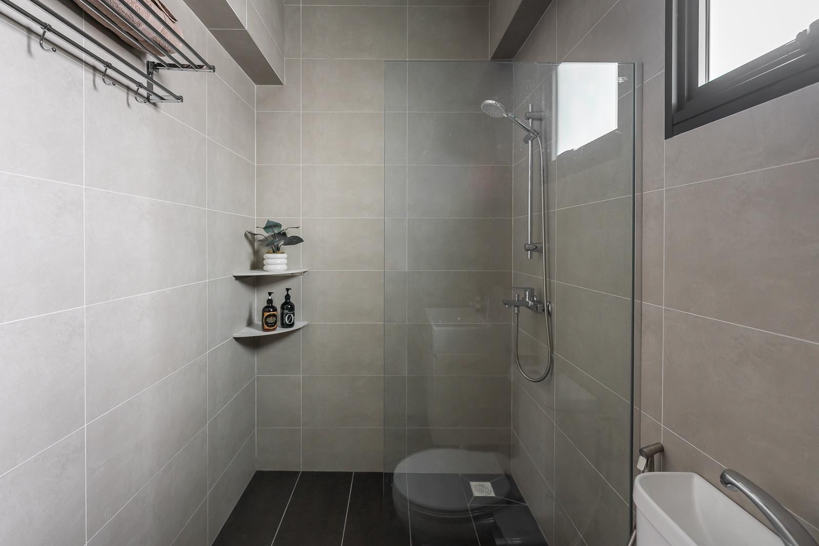 Modern Bathroom with Homogeneous Tiles and Shower Screen