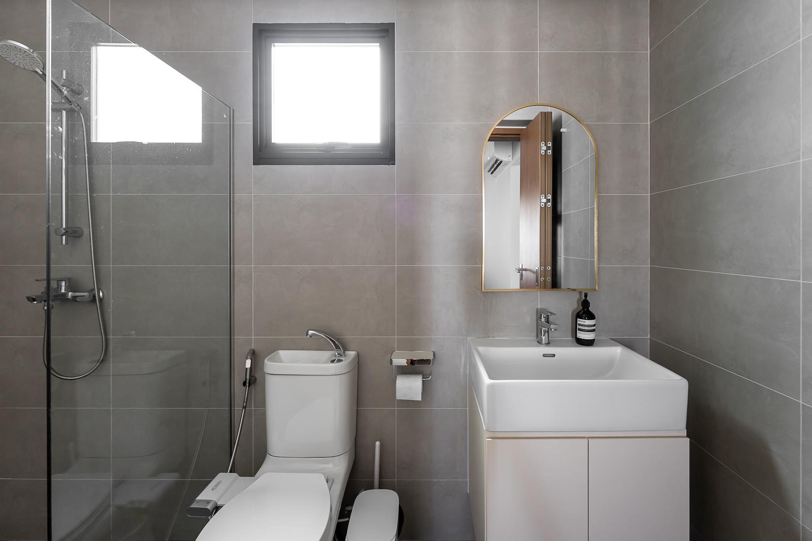 Modern Bathroom with Homogeneous Tiles and Bathroom Storage