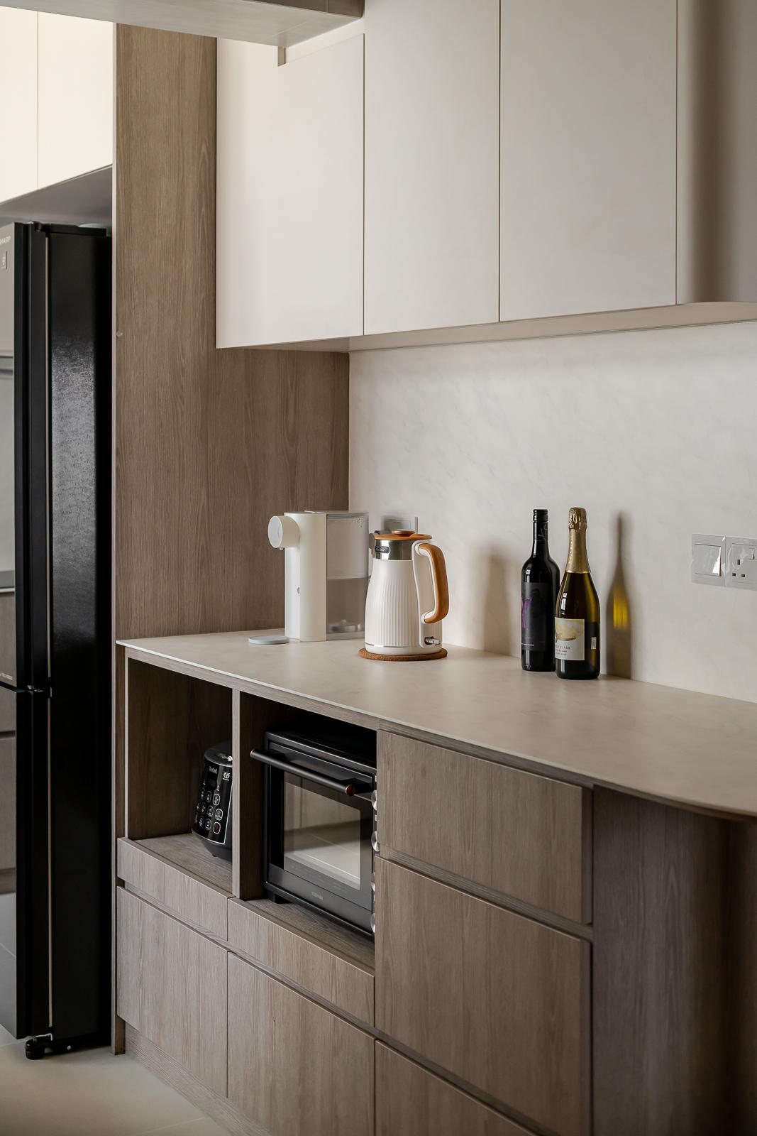Modern Kitchen with Countertop and Homogeneous Tiles