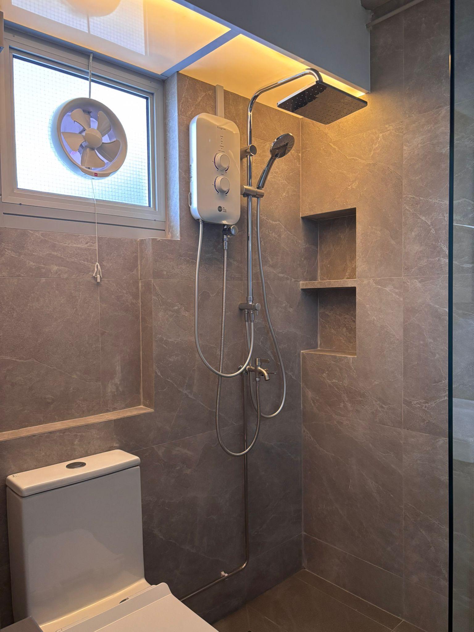 Modern Bathroom with Homogeneous Tiles and Shower Screen