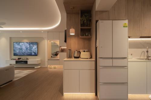 Contemporary Pantry at Compassvale Link