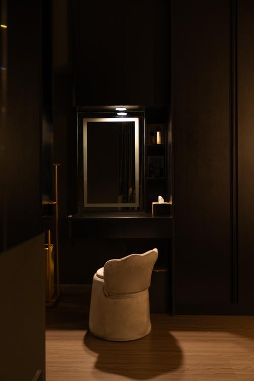 Modern Walk-in Wardrobe at Jurong Central