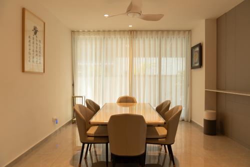 Modern Dining Room at Eastwood Road