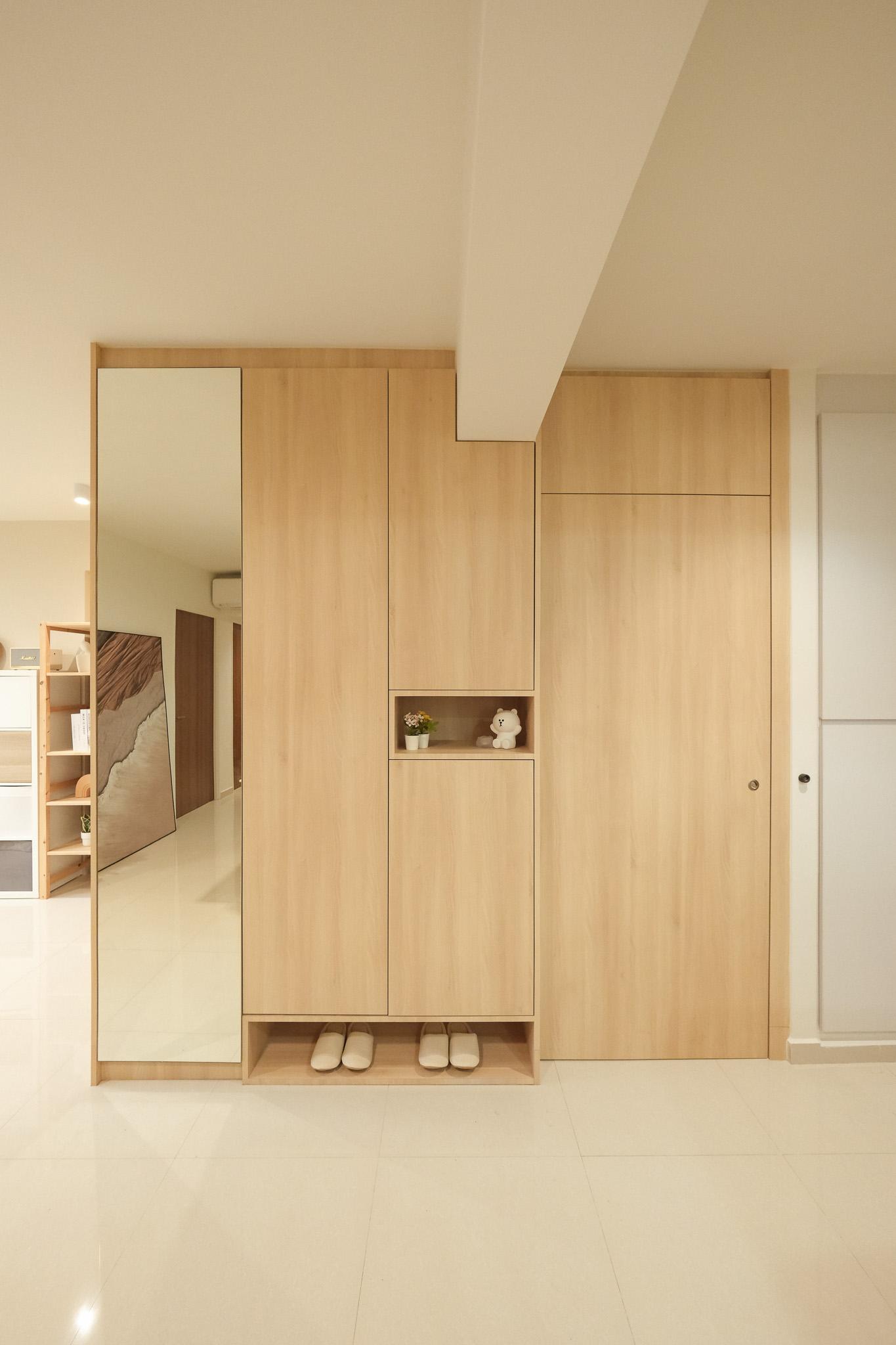 Scandinavian Entryway with Mirror and Seating Bench