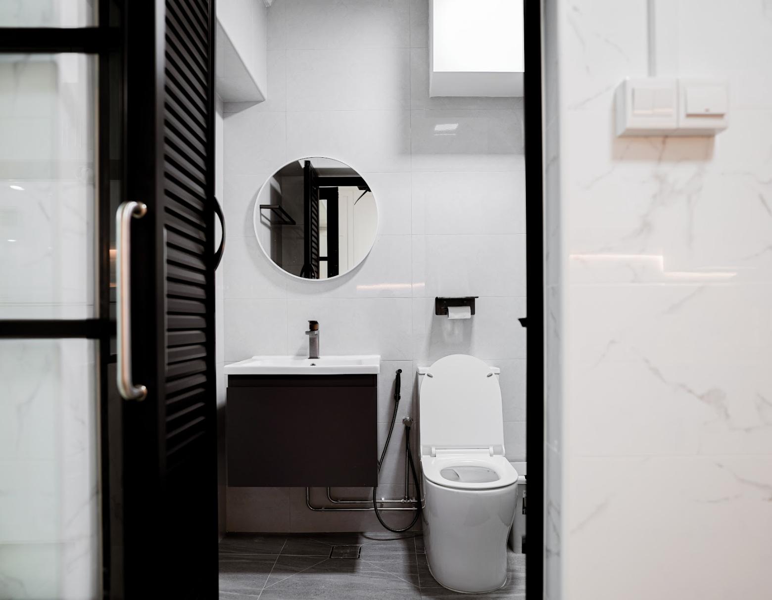 Modern Bathroom with Homogeneous Tiles and Mirror