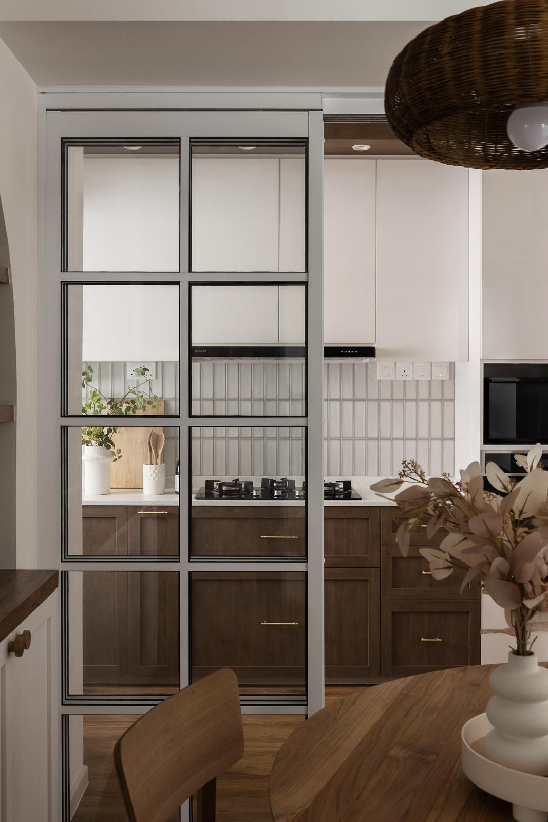 Contemporary Kitchen with Countertop and Wood Flooring