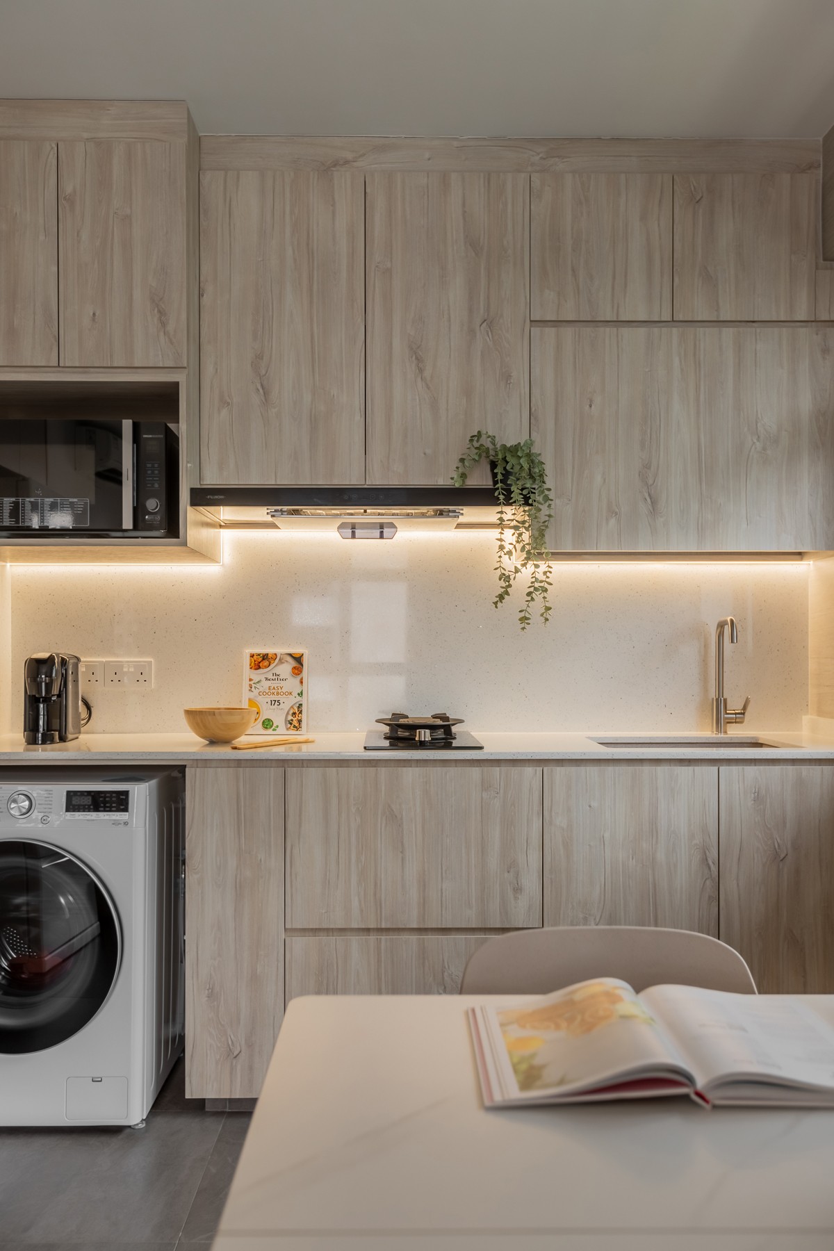 Modern Kitchen with Countertop and Open Kitchen