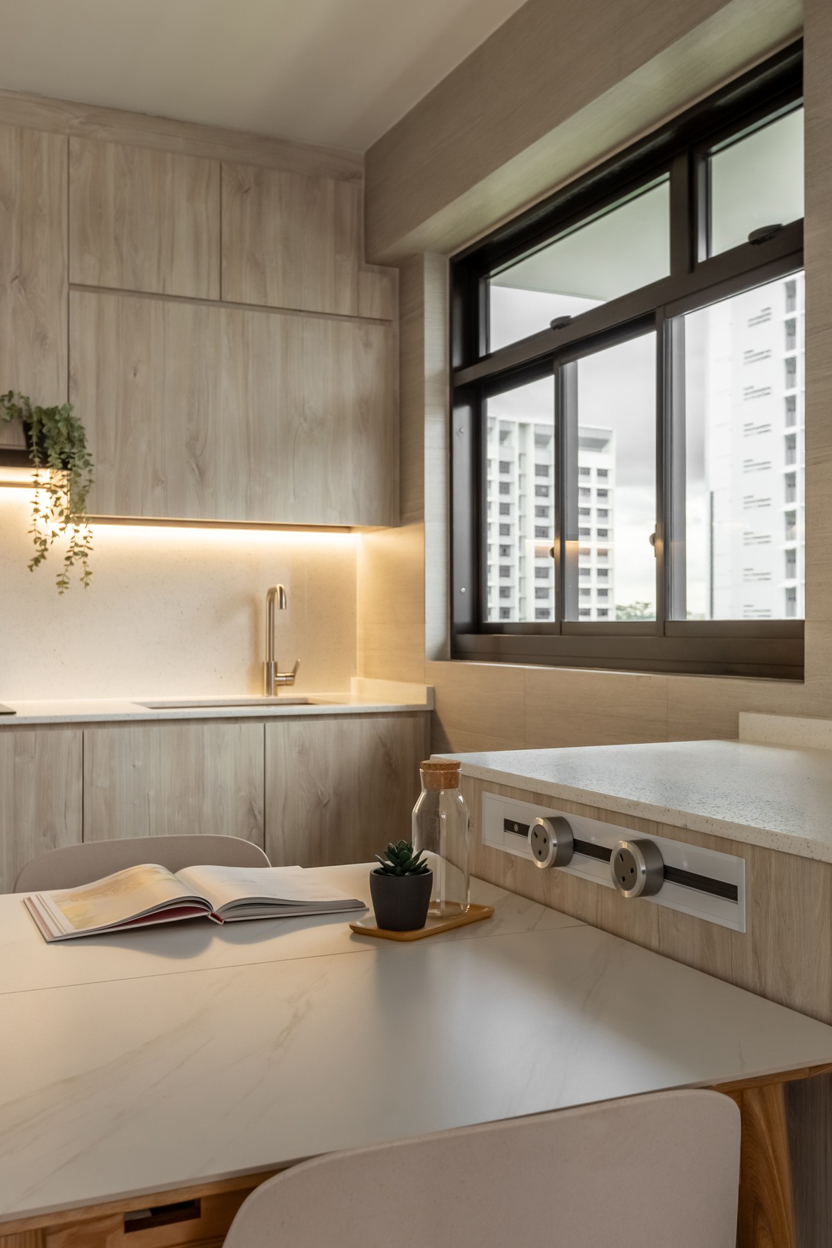Modern Dining Room with Countertop and Dining Table