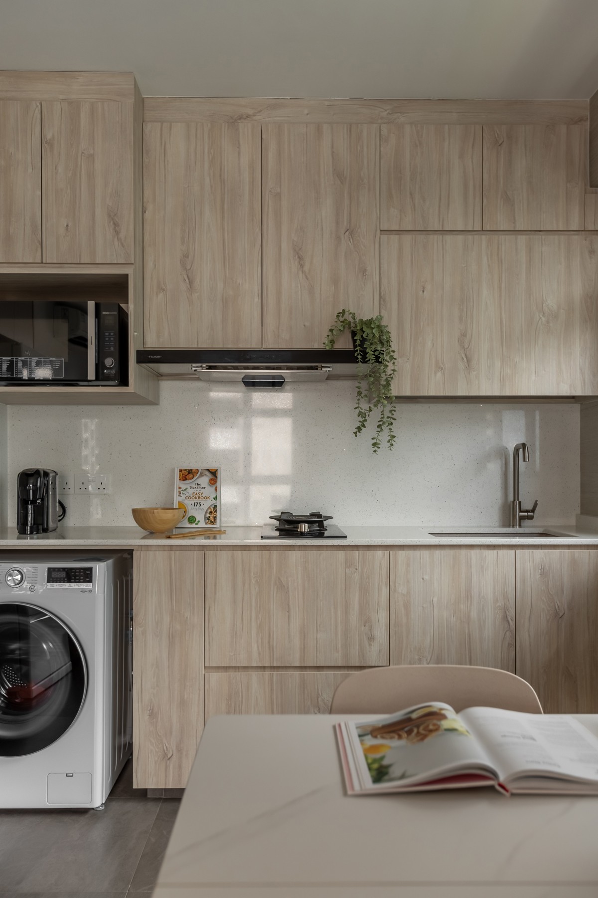 Modern Kitchen with Countertop and Open Kitchen