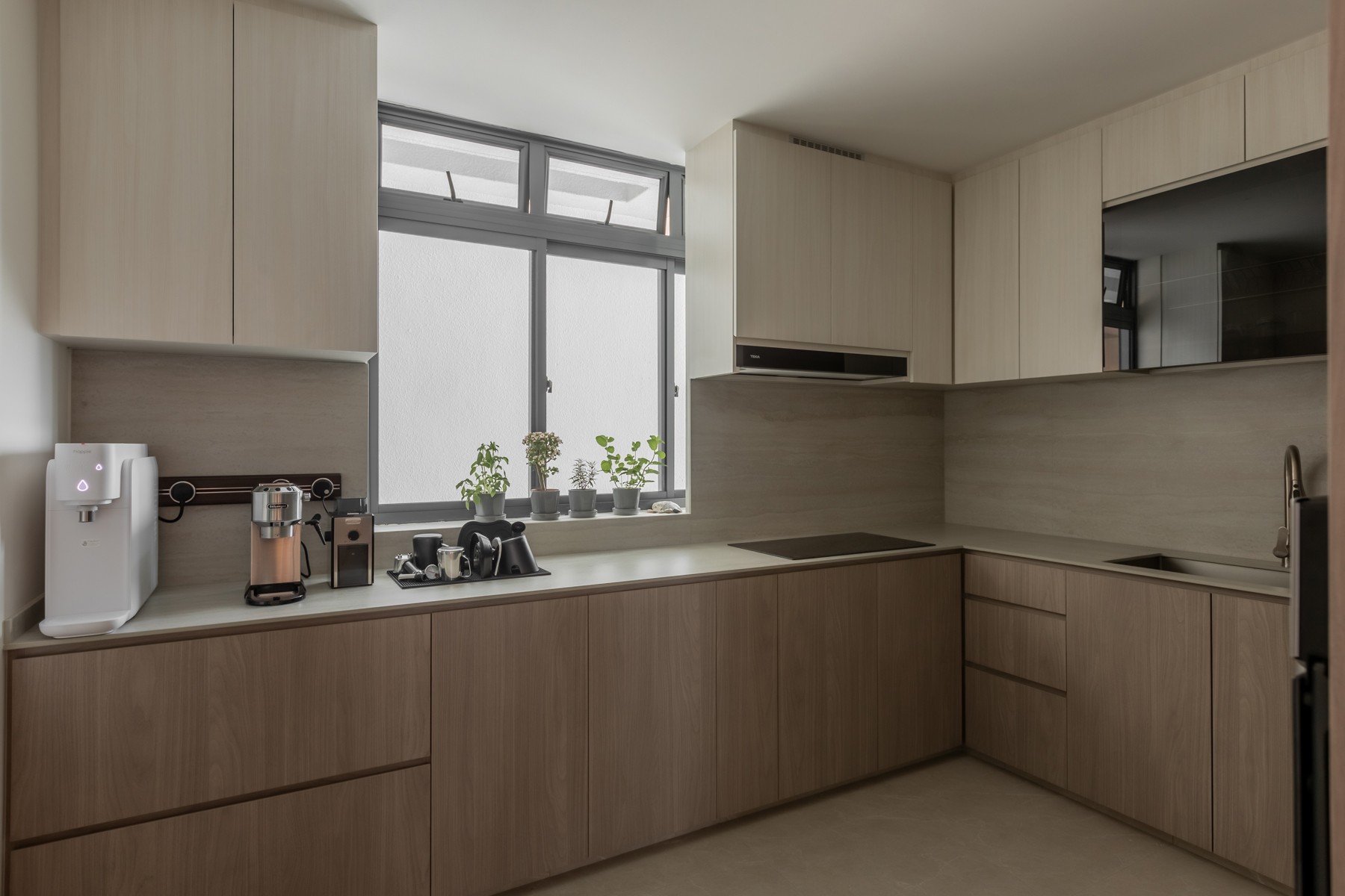 Modern Kitchen with Countertop and Kitchen Backsplash