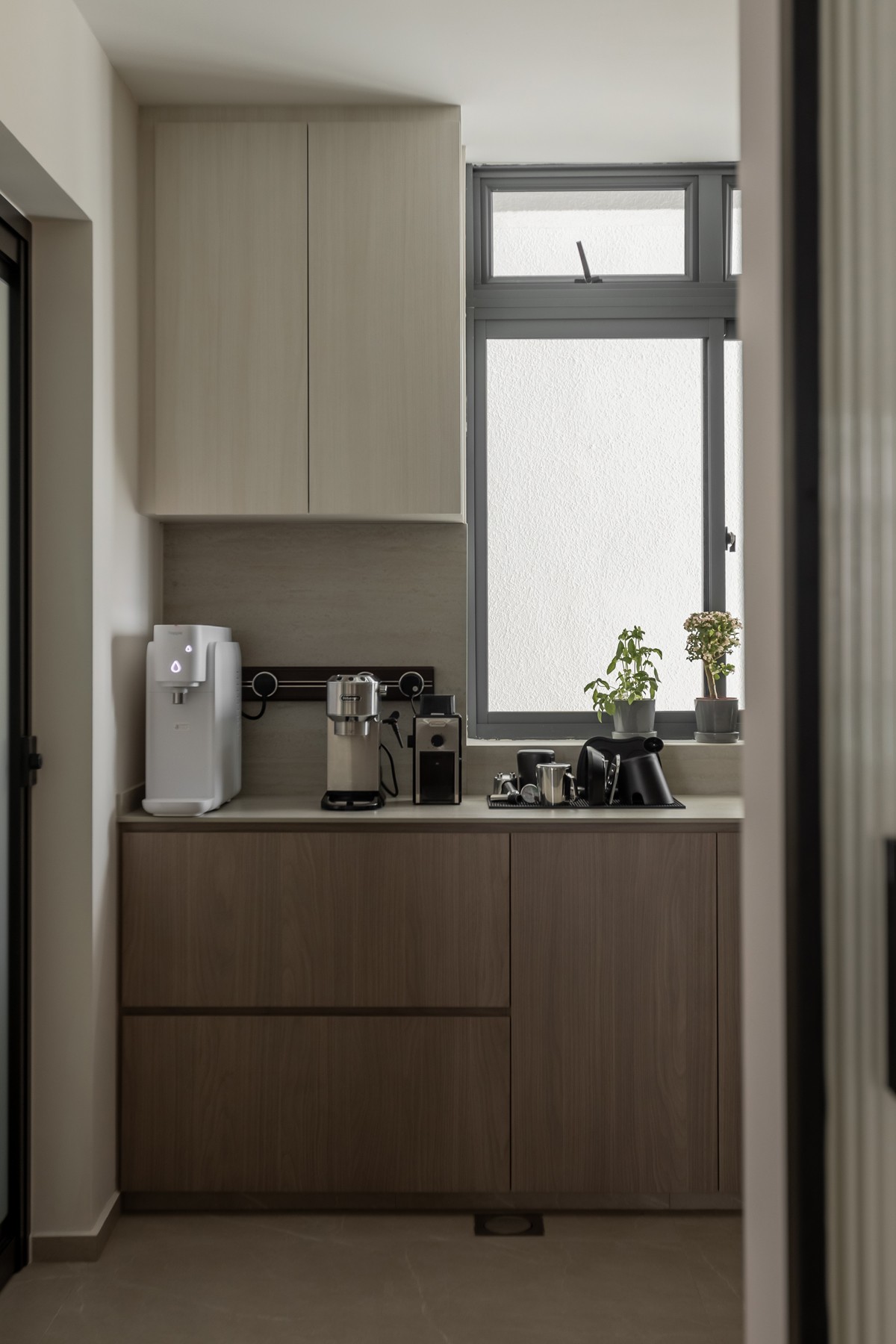 Modern Kitchen with Homogeneous Tiles and Kitchen Window