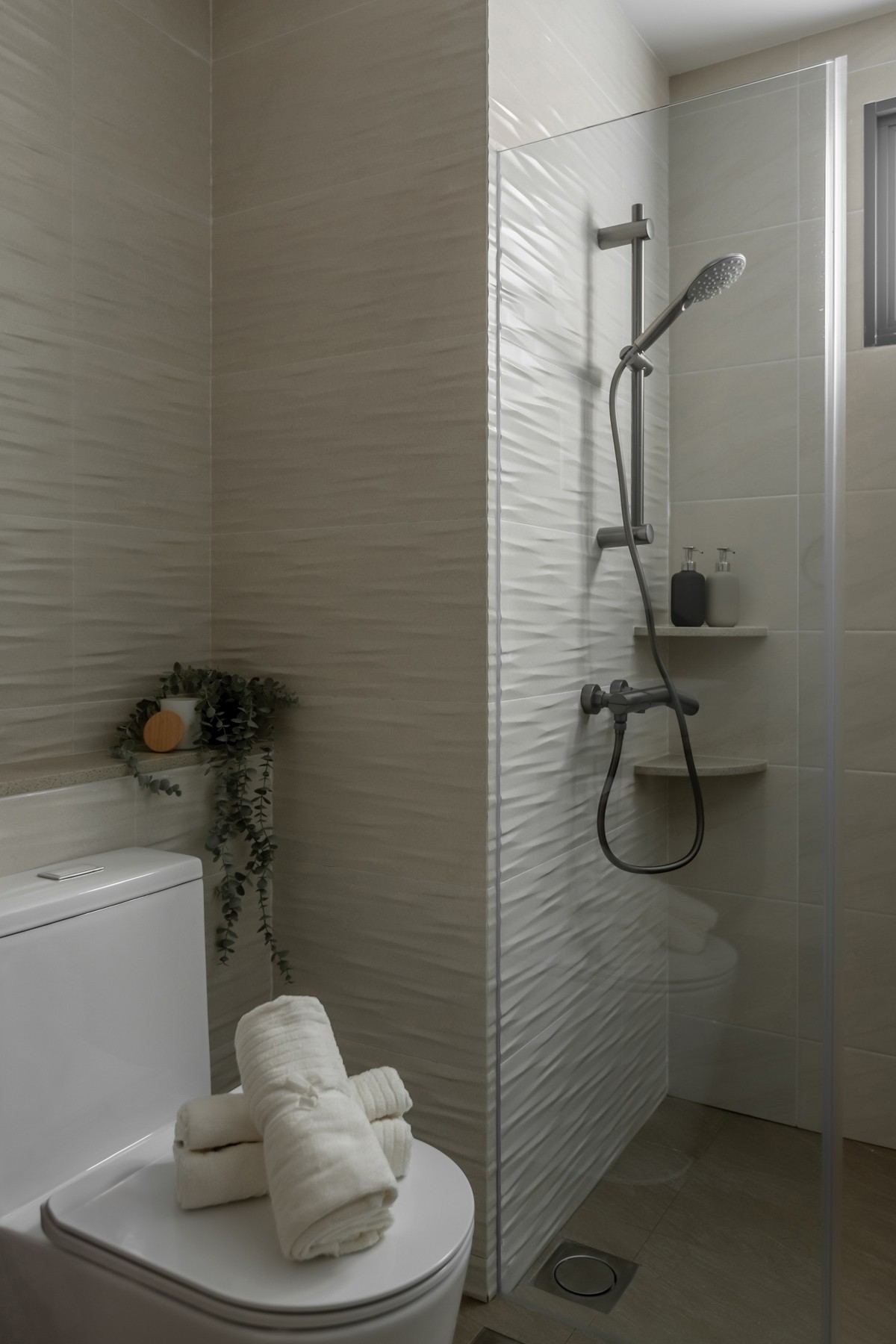 Modern Bathroom with Homogeneous Tiles and Shower Screen