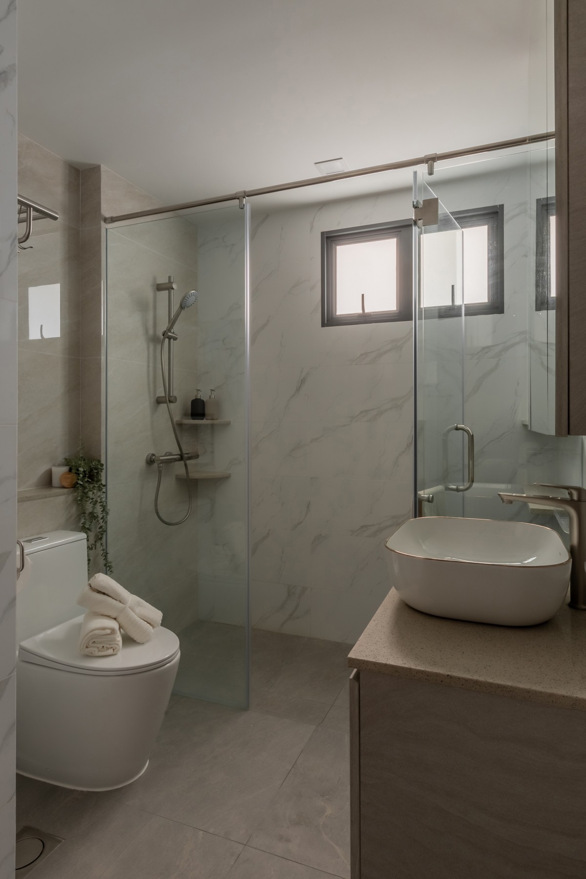 Modern Bathroom with Countertop and Homogeneous Tiles